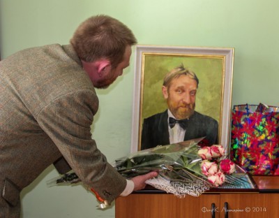 Олег Евгеньевич Мотылёв возлагает цветы к портрету Олега Евеньевича Мотылёва.