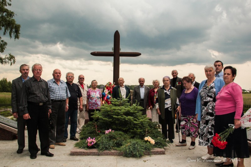 Участники встречи у мемориала памяти в деревне Палицы.